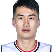 翟逸 身披 33 号球衣