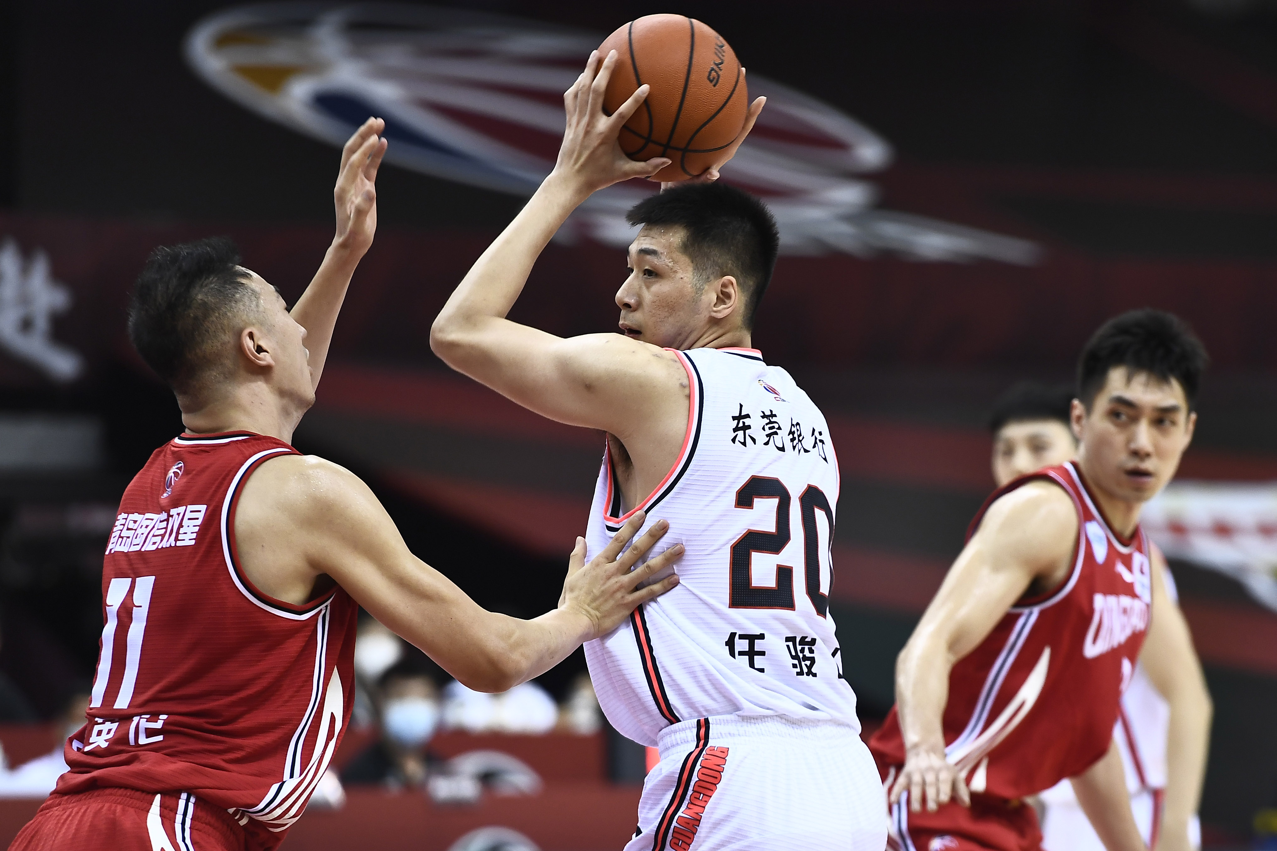 篮球——CBA复赛第二阶段：广东东莞银行对阵青岛国信双星
