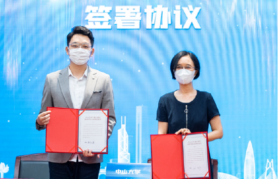 趣丸科技副总裁兼TT电竞CEO刘一非（左）与中山大学旅游学院院长徐红罡（右）共同启动《合作建设本科实习教学基地》