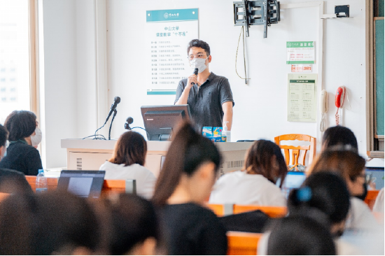 刘一非在中山大学为旅游学院学生们授课