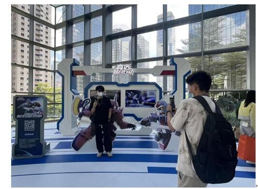 《高达联合行动》KT板来客拍照图