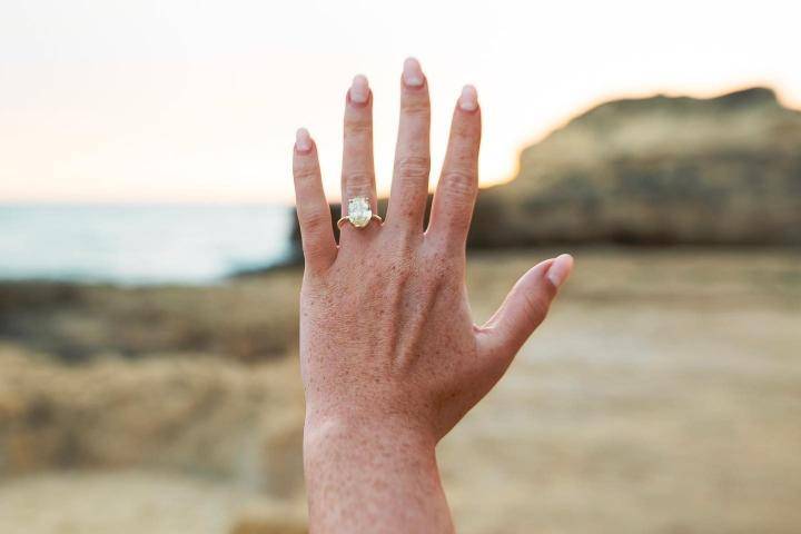 她说了愿意！张伯伦向相恋多年的女友佩莉求婚成功