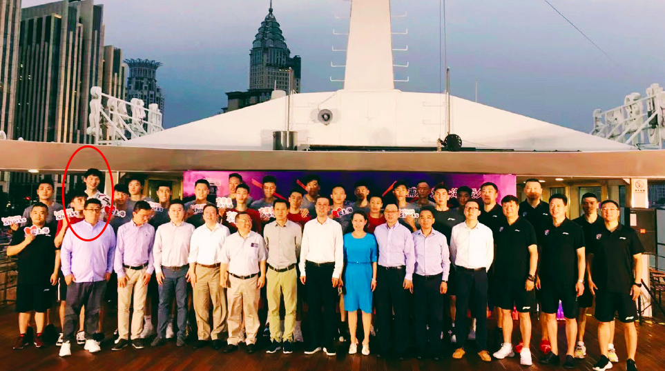王哲林现身上海男篮最新大合影 CBA今夏最重磅转会虽未官宣却已板上钉钉