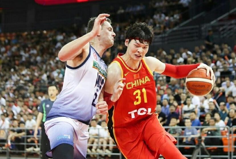 王哲林现身上海男篮合影！某博主曝此交易花费8000万，创CBA历史