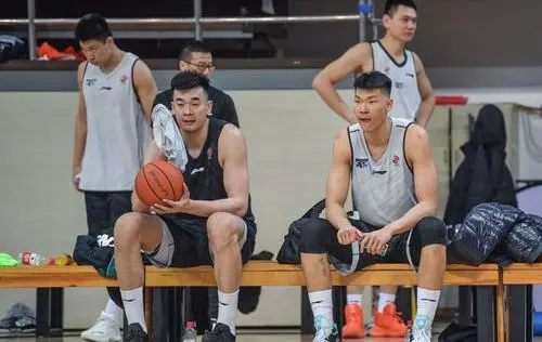 王哲林现身上海男篮合影！某博主曝此交易花费8000万，创CBA历史