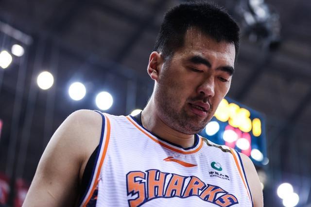 王哲林现身上海男篮合影！某博主曝此交易花费8000万，创CBA历史