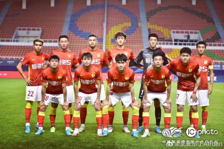 广州队球员艾菲尔丁两黄变一红被罚下之后，在社交媒...