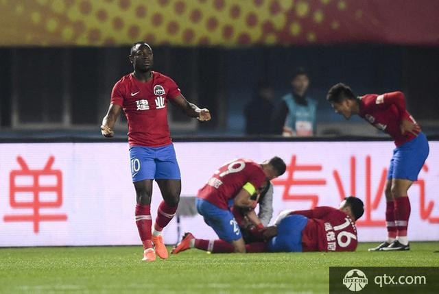 河南建业杨阔重伤 登巴巴式断腿重现 胆小勿入