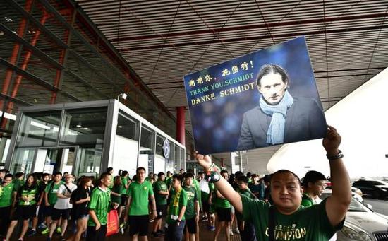 国安球迷送施密特 歌声加油声让人感性泪目 52岁铁帅别哭