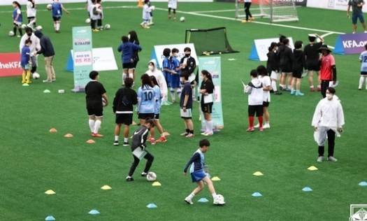 切尔西女足名宿池笑然、广州恒大旧将赵源熙和韩国女...