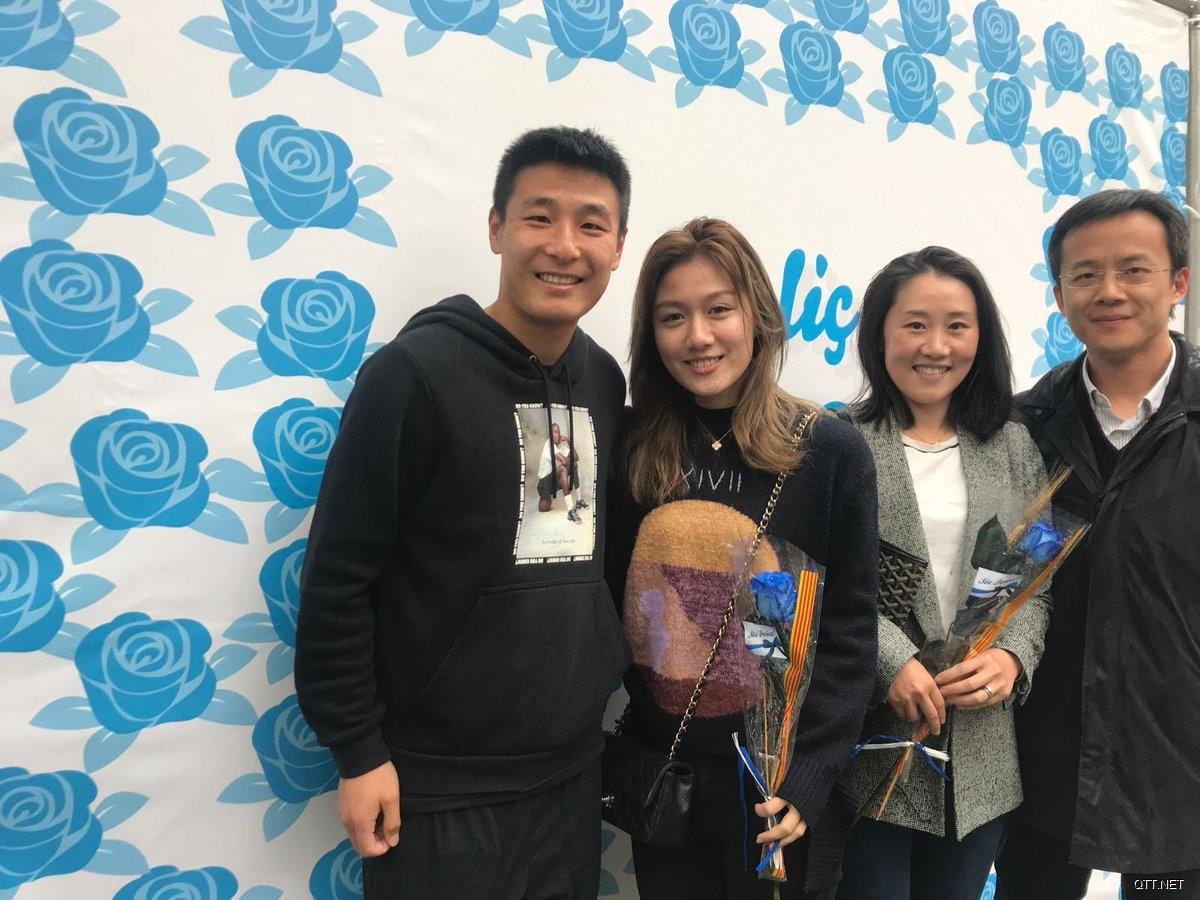 入乡随俗，武磊和妻子庆祝加泰罗尼亚情人节