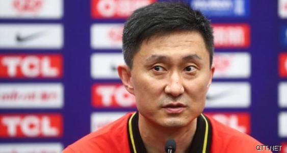杜锋继续讲总决赛的故事，第二场失利后找了三个人，给他们减压