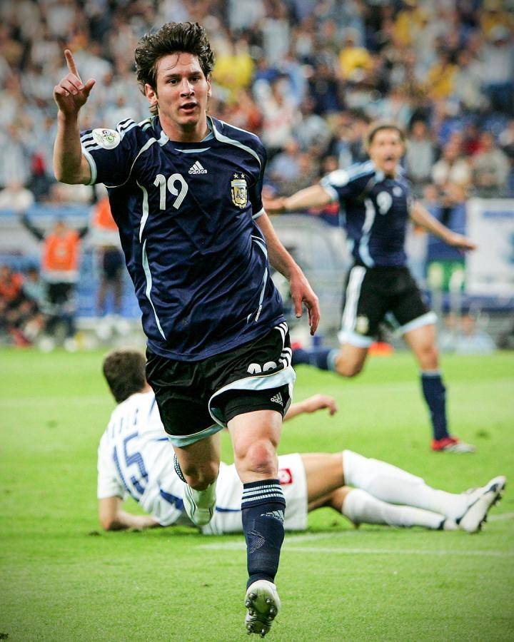 2006年的今天，18 岁的梅西在世界杯阿根廷6...