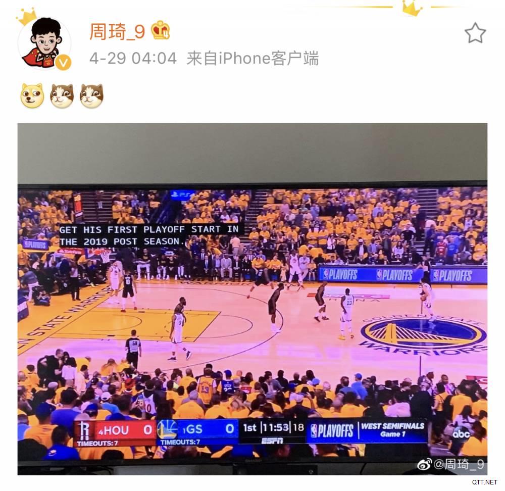 熬夜看球！周琦在电视机前观看勇士vs火箭G1
