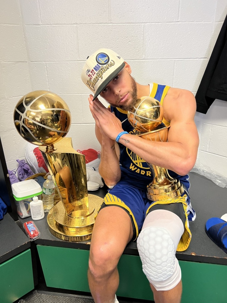 库里拿下第四座NBA总冠军追平梅西欧冠数，两人都是技术之神