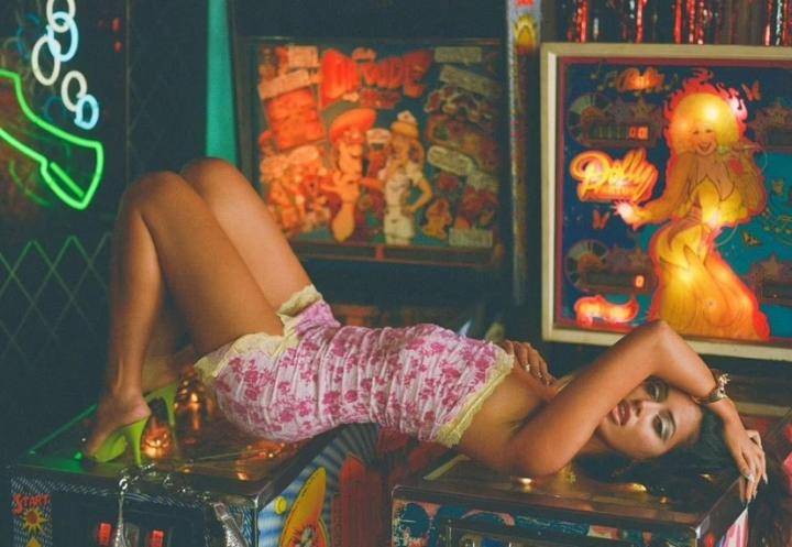 阿里与荷兰女模你侬我侬甜蜜度假，她颜值曾惊呆贾斯丁-比伯