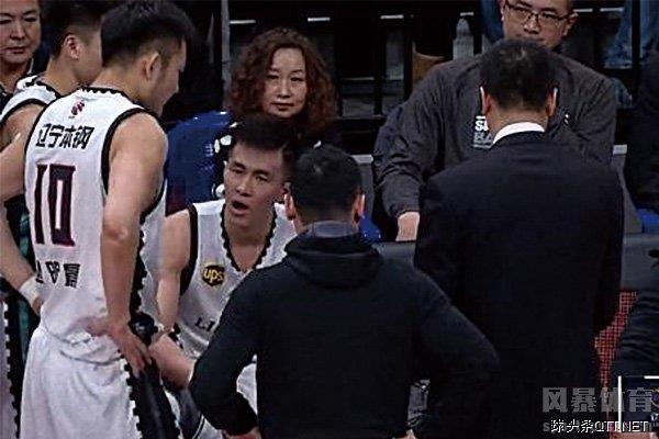 郭艾伦抱怨丛明晨是怎么回事？郭艾伦抱怨丛明晨气得直跺脚