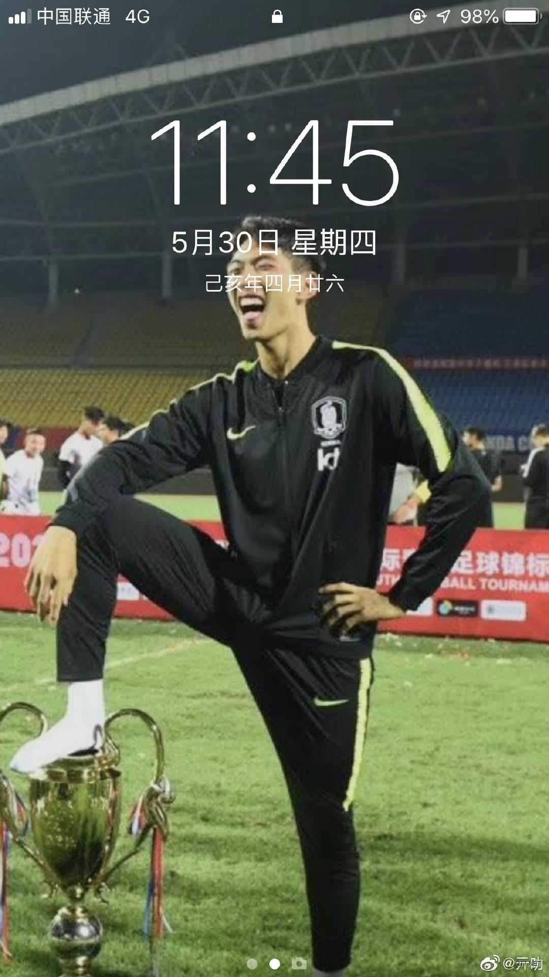 知耻要后勇，国青队员将韩国球员踩奖杯照片设屏保