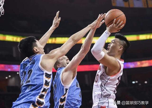 广东宏远降薪，易建联损失1000万，CBA什么时候才能回来？