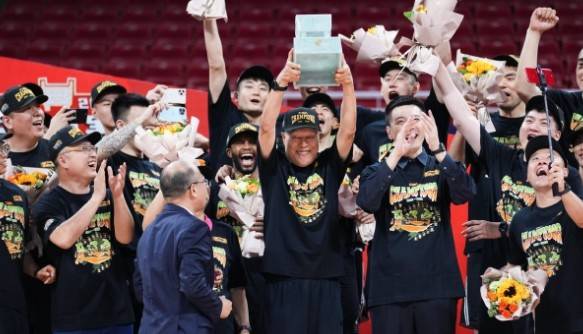 致敬，泪目！81岁中国男篮名宿蒋兴权首夺CBA联赛总冠军