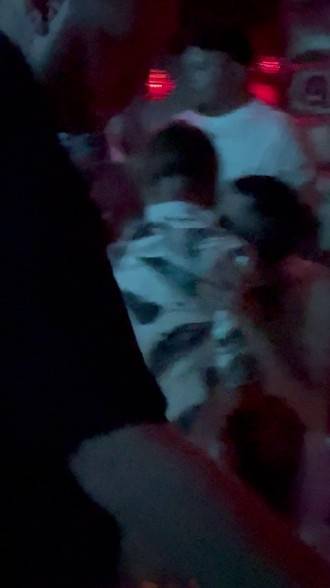 太阳报：格拉利什凌晨3点带女郎出夜店，一夜消费了8万镑