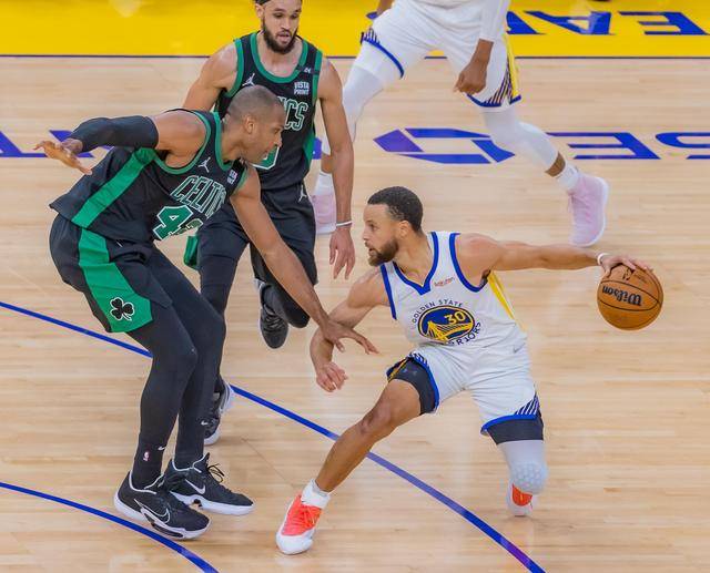 勇士连胜夺赛点，NBA收视火爆，全球刷屏