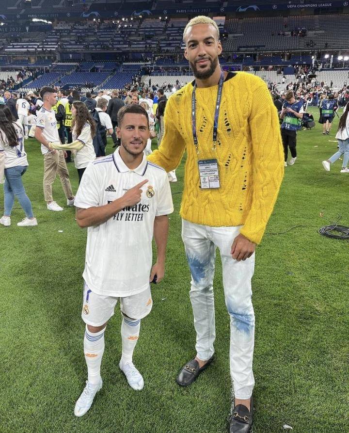 变成小矮人，阿扎尔欧冠决赛后与NBA球星戈贝尔合影