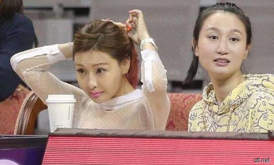 宏远男篮老板娘有多牛？长得漂亮还能干，给易建联豪开1亿顶薪