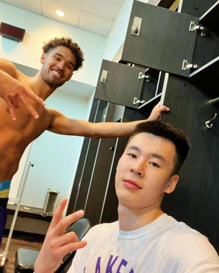 郭昊文晒今日参加湖人新秀试训照，并配文：一步一个脚印