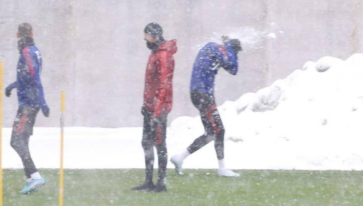 慕尼黑下起了大雪，拜仁球员训练时打起了雪仗