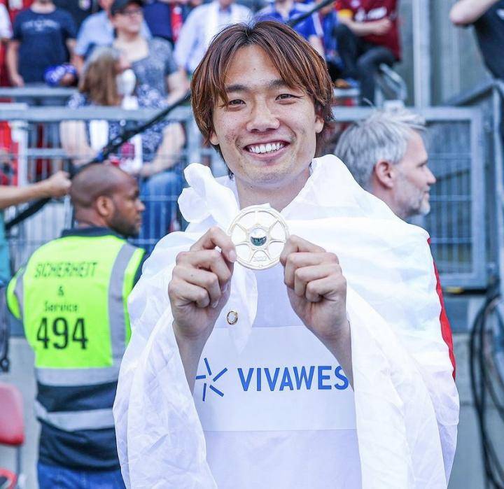 酸了！近一周8位日本球员先后获得了欧洲联赛杯赛的...