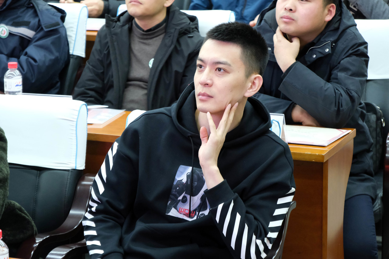 今日图集：辽宁男篮颜值担当杨鸣