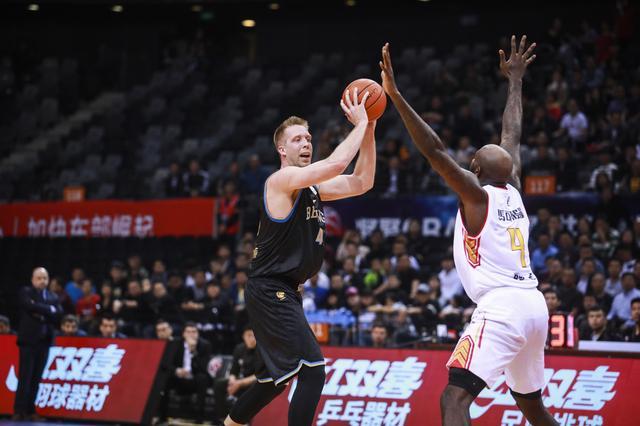 CBA开启军备大赛，诸球队纷纷囤积三外援，北京仍未放弃林书豪