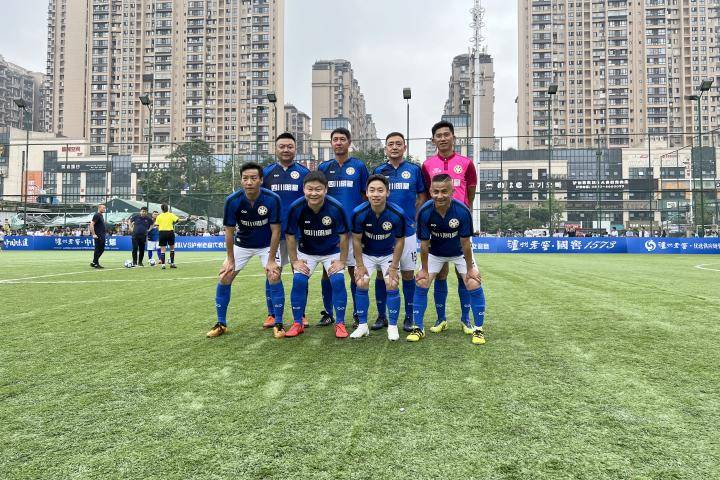 弘扬正能量！姚夏参加四川明星足球队红色公益行