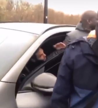我冤枉啊！巴黎球迷围堵库尔扎瓦汽车表达不满，想把他从车上揪出