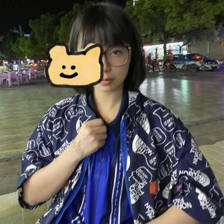 大佬们能猜出来里面这件polo是哪个赛季的球队球...