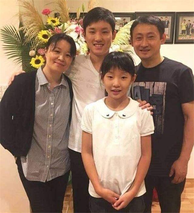 伊藤美诚吃香！能违规摸球桌＋赛中能关灯，张本智和被骂滚回中国