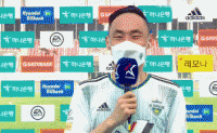 文宣民接受采访时被广告板砸中哈哈哈。被风刮倒的广...