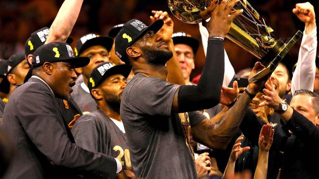 NBA季后赛最经典的翻盘！格林一拳打飞勇士王朝，火箭也有玄学