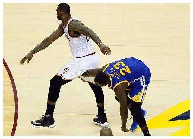 NBA季后赛最经典的翻盘！格林一拳打飞勇士王朝，火箭也有玄学