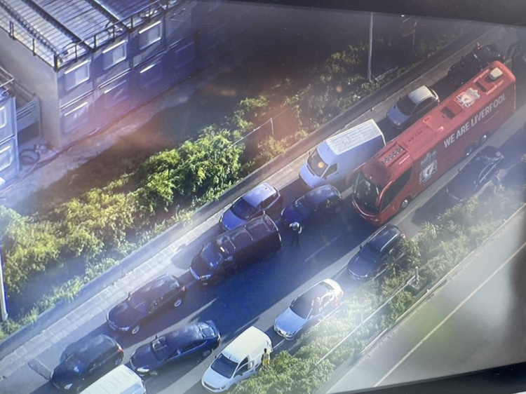 记者：利物浦球队大巴在前往法兰西大球场途中遭遇堵车??