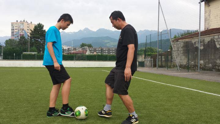 为我打开足球之门的，正是我的父亲。从我记事之时起...