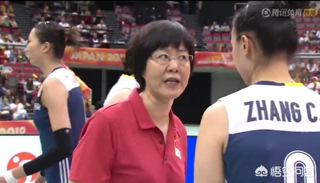 为什么中国女排暂停的时候都是商量打法，其它国家都听主教练说呢？