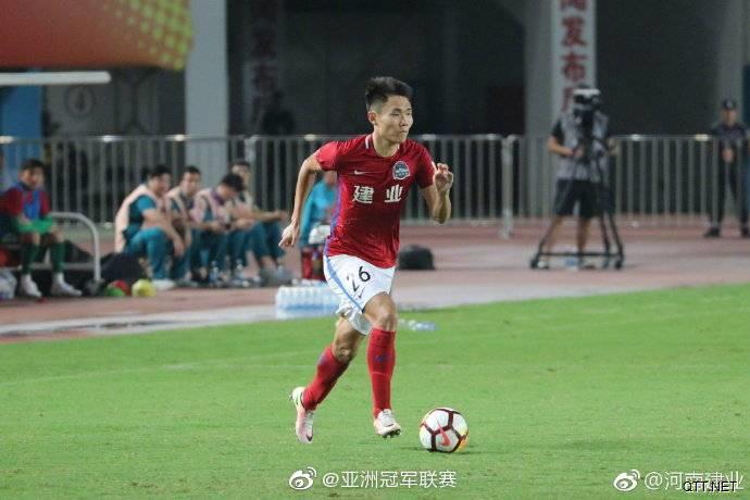 他是比利时布鲁日首位中国球员，他三度捧起火神杯，...