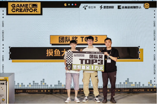 “起一个队名”成员与该队导师之一叶毅宏