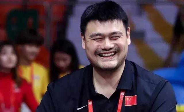 拒绝特殊待遇！姚明主动换掉贵宾沙发，让多少男篮“大腕”尴尬？