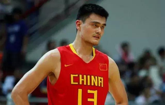 拒绝特殊待遇！姚明主动换掉贵宾沙发，让多少男篮“大腕”尴尬？
