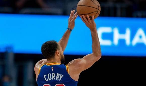创造历史！库里2021年飚中507记三分，刷新NBA自然年三分纪录