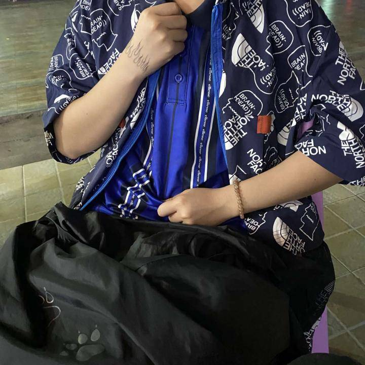 大佬们能猜出来里面这件polo是哪个赛季的球队球...