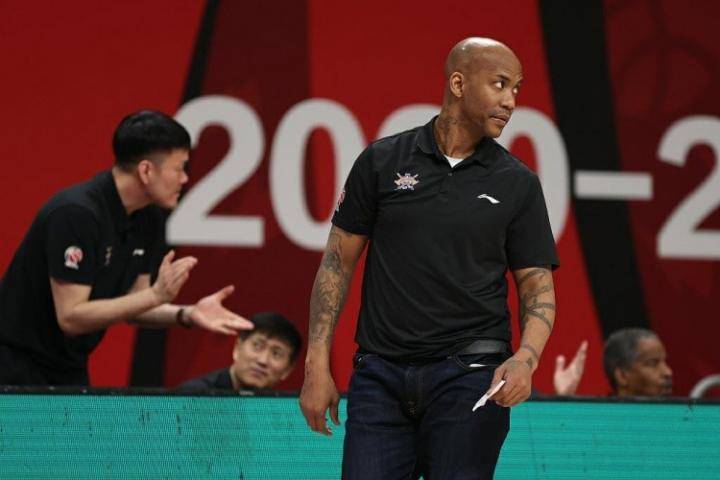 首钢主帅雅尼斯离任后，CBA20支球队中只剩马布里一位洋帅